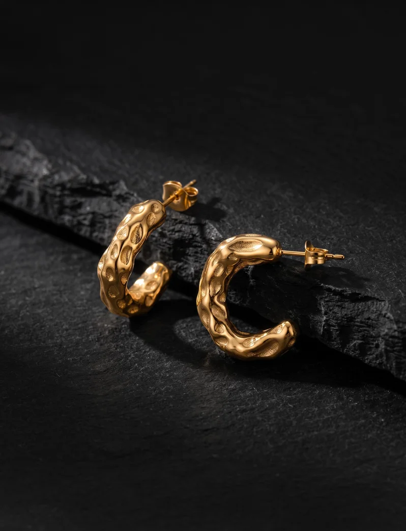 Cercei Lyrae Gold